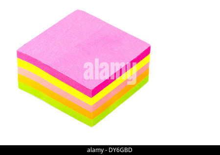 Pile de post-it sticky pads, certains lumineux, des tons pastels isolé sur fond blanc Banque D'Images