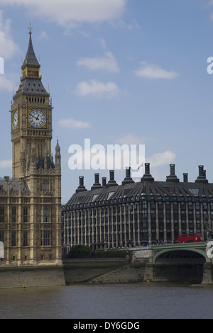 Big Ben Chambres du Parlement et d'un bus à impériale rouge sur le pont de Westminster Banque D'Images