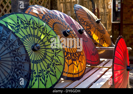 Parasol birman traditionnel fait de bambou et de coton Banque D'Images