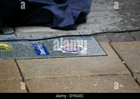 Boscombe, UK . Le 08 Avr, 2014. Boscombe, UK . Le 08 Avr, 2014. Le BOSCOMBE police tant attendu 'boîte' tardis est officiellement dévoilé au public par Bournemouth East MP Tobias Ellwood devant des dignitaires, des commerçants et des résidents. La police dit que le fort, l'un des deux seuls dans le pays d'exploitation, fournira une empreinte de police hautement visible à l'extrémité ouest de l'enceinte sur la route de Christchurch. Il sera régulièrement doté au cours de jour à temps partiel, et d'un téléphone connecté jaune va se connecter les membres du public à la Police du Dorset, à d'autres moments. Credit : Carolyn Jenkins/Alamy Live News Banque D'Images