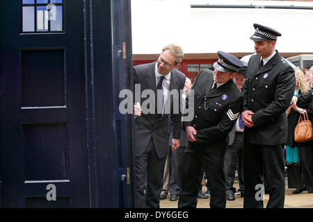 Boscombe, UK . Le 08 Avr, 2014. Boscombe, UK . Le 08 Avr, 2014. Le BOSCOMBE police tant attendu 'boîte' tardis est officiellement dévoilé au public par Bournemouth East MP Tobias Ellwood devant des dignitaires, des commerçants et des résidents. La police dit que le fort, l'un des deux seuls dans le pays d'exploitation, fournira une empreinte de police hautement visible à l'extrémité ouest de l'enceinte sur la route de Christchurch. Il sera régulièrement doté au cours de jour à temps partiel, et d'un téléphone connecté jaune va se connecter les membres du public à la Police du Dorset, à d'autres moments. Credit : Carolyn Jenkins/Alamy Live News Banque D'Images