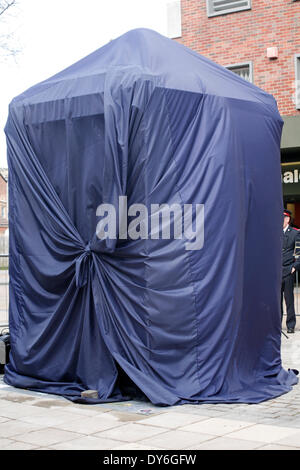 Boscombe, UK . Le 08 Avr, 2014. Boscombe, UK . Le 08 Avr, 2014. Le BOSCOMBE police tant attendu 'boîte' tardis est officiellement dévoilé au public par Bournemouth East MP Tobias Ellwood devant des dignitaires, des commerçants et des résidents. La police dit que le fort, l'un des deux seuls dans le pays d'exploitation, fournira une empreinte de police hautement visible à l'extrémité ouest de l'enceinte sur la route de Christchurch. Il sera régulièrement doté au cours de jour à temps partiel, et d'un téléphone connecté jaune va se connecter les membres du public à la Police du Dorset, à d'autres moments. Credit : Carolyn Jenkins/Alamy Live News Banque D'Images