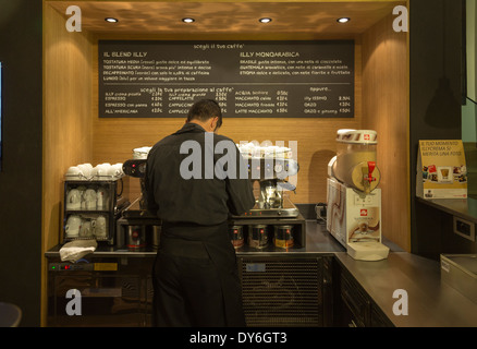 Illy café barista, Rome, Italie Banque D'Images