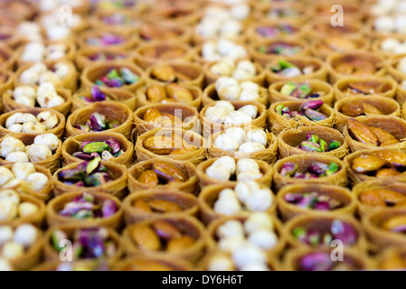 Milieux et de textures : assortiment de pâtisseries traditionnelles turques, baklava, écrous différents, de l'alimentation résumé de remplissage Banque D'Images