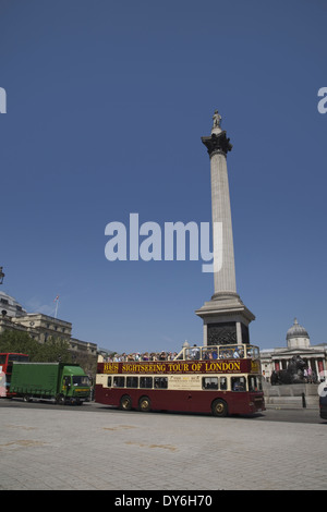 Londres,Angleterre,Tourist bus à toit ouvert avec la Colonne Nelson à Trafalgar Square à l'arrière-plan Banque D'Images