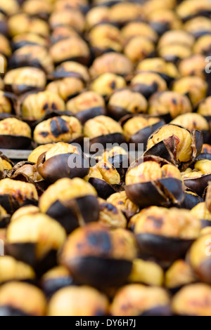 Milieux et de textures : châtaignes grillées sur un vendeur de rue, de l'alimentation de l'abstrait, selective focus Banque D'Images