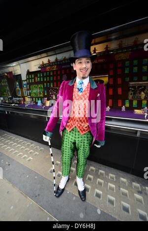 Angleterre Londres, 8 mars 2014:Wonka,Ross Dawes au 50e anniversaire de Roald Dahl, Charlie et la Chocolaterie, les acteurs de l'hit West End Musical dévoilera un 6m x 1.7m, biscuit chocolat comestible version d'usine de chocolat de Willy Wonka dans la fenêtre principale de Waterstones Piccadilly à Londres , Photo de voir Li/Alamy Live News Banque D'Images