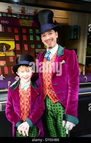 Londres, Royaume-Uni. 8 avril, 2014. Wonka,Ross Dawes,Charlie, Troy Tipple lors du 50ème anniversaire de Roald Dahl, Charlie et la Chocolaterie, les acteurs de l'hit West End Musical dévoilera un 6m x 1.7m, biscuit chocolat comestible version d'usine de chocolat de Willy Wonka dans la fenêtre principale de Waterstones Piccadilly à Londres , Photo de voir Li/Alamy Live News Banque D'Images