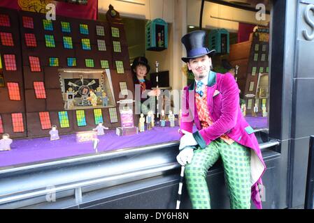 Londres, Royaume-Uni. 8 avril, 2014. 50e anniversaire de Roald Dahl, Charlie et la Chocolaterie, les acteurs de l'hit West End Musical dévoilera un 6m x 1.7m, biscuit chocolat comestible version d'usine de chocolat de Willy Wonka dans la fenêtre principale de Waterstones Piccadilly à Londres , Photo de voir Li/Alamy Live News Banque D'Images