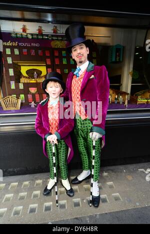 Londres, Royaume-Uni. 8 avril, 2014. Wonka,Ross Dawes,Charlie, Troy Tipple lors du 50ème anniversaire de Roald Dahl, Charlie et la Chocolaterie, les acteurs de l'hit West End Musical dévoilera un 6m x 1.7m, biscuit chocolat comestible version d'usine de chocolat de Willy Wonka dans la fenêtre principale de Waterstones Piccadilly à Londres , Photo de voir Li/Alamy Live News Banque D'Images