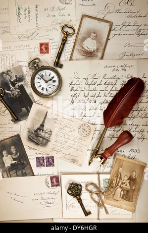Background vintage nostalgique avec de vieilles cartes postales, des lettres et des photos d'art collage.. Banque D'Images