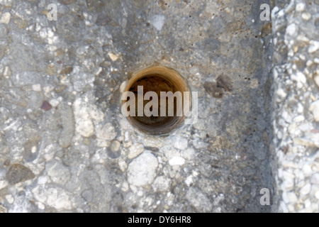 Trou de boulon dans la barre de droite de passerelle extérieure barrière 13e siècle avant J.-C. forteresse mycénienne Tirynthe Péloponnèse, Grèce Banque D'Images