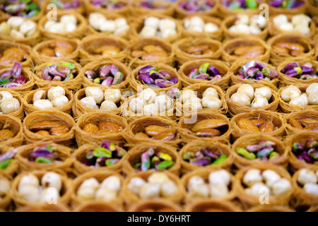 Milieux et de textures : assortiment de pâtisseries traditionnelles turques, baklava, écrous différents, de l'alimentation résumé de remplissage Banque D'Images