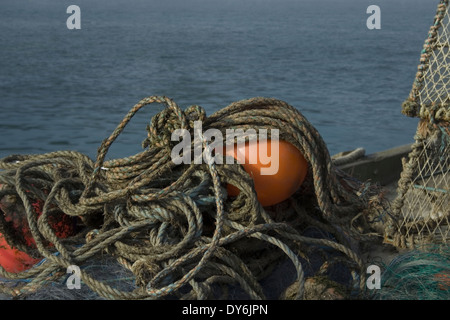 La pêche en mer de bouées et de corde sur le quai Banque D'Images