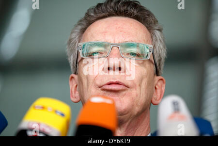 Berlin, Allemagne. 8 avril, 2014. Communiqué de Thomas de Maizière (CDU), Ministre allemand de l'intérieur, à l'arrêt de la Cour de Justice européenne (CJE) dans l'affaire de stockage de données d'actions réalisées au niveau de la faction du Reichstag à Berlin. / Photo : Heiko Maas, Ministre allemand de la Justice Crédit : Reynaldo Chaib Paganelli/Alamy Live News Banque D'Images