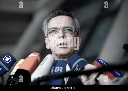 Berlin, Allemagne. 8 avril, 2014. Communiqué de Thomas de Maizière (CDU), Ministre allemand de l'intérieur, à l'arrêt de la Cour de Justice européenne (CJE) dans l'affaire de stockage de données d'actions réalisées au niveau de la faction du Reichstag à Berlin. / Photo : Heiko Maas, Ministre allemand de la Justice Crédit : Reynaldo Chaib Paganelli/Alamy Live News Banque D'Images