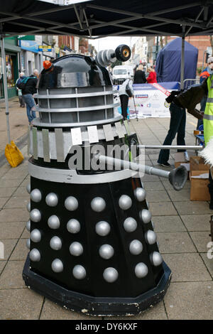 Boscombe, UK . Le 08 Avr, 2014. Le BOSCOMBE police tant attendu 'boîte' tardis est officiellement dévoilé au public par Bournemouth East MP Tobias Ellwood devant des dignitaires, des commerçants et des résidents. La police dit que le fort, l'un des deux seuls dans le pays d'exploitation, fournira une empreinte de police hautement visible à l'extrémité ouest de l'enceinte sur la route de Christchurch. Il sera régulièrement doté au cours de jour à temps partiel, et d'un téléphone connecté jaune va se connecter les membres du public à la Police du Dorset, à d'autres moments. Credit : Carolyn Jenkins/Alamy Live News Banque D'Images