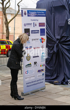 Boscombe, UK . Le 08 Avr, 2014. Le BOSCOMBE police tant attendu 'boîte' tardis est officiellement dévoilé au public par Bournemouth East MP Tobias Ellwood devant des dignitaires, des commerçants et des résidents. La police dit que le fort, l'un des deux seuls dans le pays d'exploitation, fournira une empreinte de police hautement visible à l'extrémité ouest de l'enceinte sur la route de Christchurch. Il sera régulièrement doté au cours de jour à temps partiel, et d'un téléphone connecté jaune va se connecter les membres du public à la Police du Dorset, à d'autres moments. Credit : Carolyn Jenkins/Alamy Live News Banque D'Images