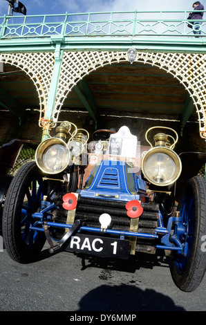 RAC 1 et autres voitures à moteur avant de vétéran-1905 arrivant à Brighton à la fin de l'Londres à Brighton Veteran car run. Banque D'Images