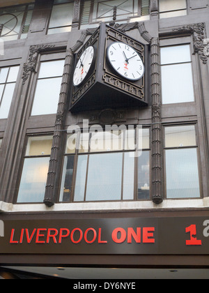 Cour des touches horloge avec centre commercial Liverpool One sign in Liverpool Merseyside UK Banque D'Images