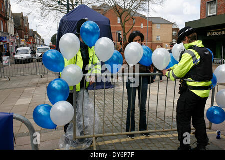 Le mardi 8 avril. Le BOSCOMBE police tant attendu 'boîte' tardis est officiellement dévoilé au public par Bournemouth East MP Tobias Ellwood devant des dignitaires, des commerçants et des résidents. La police dit que le fort, l'un des deux seuls dans le pays d'exploitation, fournira une empreinte de police hautement visible à l'extrémité ouest de l'enceinte sur la route de Christchurch. Il sera régulièrement doté au cours de jour à temps partiel, et d'un téléphone connecté jaune va se connecter les membres du public à la Police du Dorset, à d'autres moments. Il n'est qu'un d'un certain nombre de projets visant à réduire la criminalité et les comportements antisociaux. Banque D'Images