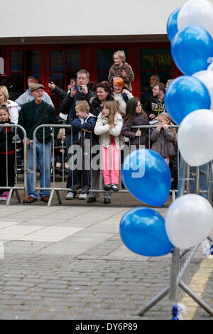 Le mardi 8 avril. Le BOSCOMBE police tant attendu 'boîte' tardis est officiellement dévoilé au public par Bournemouth East MP Tobias Ellwood devant des dignitaires, des commerçants et des résidents. La police dit que le fort, l'un des deux seuls dans le pays d'exploitation, fournira une empreinte de police hautement visible à l'extrémité ouest de l'enceinte sur la route de Christchurch. Il sera régulièrement doté au cours de jour à temps partiel, et d'un téléphone connecté jaune va se connecter les membres du public à la Police du Dorset, à d'autres moments. Il n'est qu'un d'un certain nombre de projets visant à réduire la criminalité et les comportements antisociaux. Banque D'Images