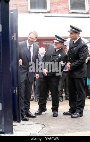 Le mardi 8 avril. Le BOSCOMBE police tant attendu 'boîte' tardis est officiellement dévoilé au public par Bournemouth East MP Tobias Ellwood devant des dignitaires, des commerçants et des résidents. La police dit que le fort, l'un des deux seuls dans le pays d'exploitation, fournira une empreinte de police hautement visible à l'extrémité ouest de l'enceinte sur la route de Christchurch. Il sera régulièrement doté au cours de jour à temps partiel, et d'un téléphone connecté jaune va se connecter les membres du public à la Police du Dorset, à d'autres moments. Il n'est qu'un d'un certain nombre de projets visant à réduire la criminalité et les comportements antisociaux. Banque D'Images