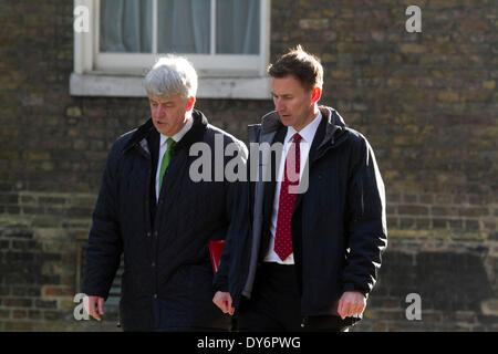 London UK. 8 avril 2014. Jeremy Hunt MP (à droite), Secrétaire d'État à la santé et Andrew Lansley (à gauche), chef de la Chambre des communes arrive à Downing Street pour la réunion hebdomadaire du cabinet Crédit : amer ghazzal/Alamy Live News Banque D'Images