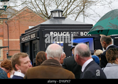 Le mardi 8 avril. Le BOSCOMBE police tant attendu 'boîte' tardis est officiellement dévoilé au public par Bournemouth East MP Tobias Ellwood devant des dignitaires, des commerçants et des résidents. La police dit que le fort, l'un des deux seuls dans le pays d'exploitation, fournira une empreinte de police hautement visible à l'extrémité ouest de l'enceinte sur la route de Christchurch. Il sera régulièrement doté au cours de jour à temps partiel, et d'un téléphone connecté jaune va se connecter les membres du public à la Police du Dorset, à d'autres moments. Il n'est qu'un d'un certain nombre de projets visant à réduire la criminalité et les comportements antisociaux. Banque D'Images