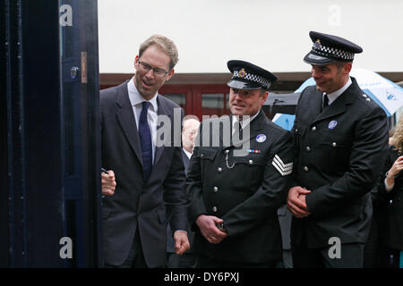 Le mardi 8 avril. Le BOSCOMBE police tant attendu 'boîte' tardis est officiellement dévoilé au public par Bournemouth East MP Tobias Ellwood devant des dignitaires, des commerçants et des résidents. La police dit que le fort, l'un des deux seuls dans le pays d'exploitation, fournira une empreinte de police hautement visible à l'extrémité ouest de l'enceinte sur la route de Christchurch. Il sera régulièrement doté au cours de jour à temps partiel, et d'un téléphone connecté jaune va se connecter les membres du public à la Police du Dorset, à d'autres moments. Il n'est qu'un d'un certain nombre de projets visant à réduire la criminalité et les comportements antisociaux. Banque D'Images