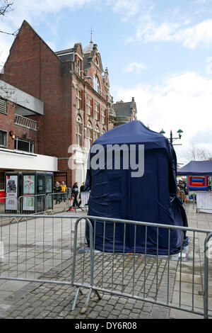 Le mardi 8 avril. Le BOSCOMBE police tant attendu 'boîte' tardis est officiellement dévoilé au public par Bournemouth East MP Tobias Ellwood devant des dignitaires, des commerçants et des résidents. La police dit que le fort, l'un des deux seuls dans le pays d'exploitation, fournira une empreinte de police hautement visible à l'extrémité ouest de l'enceinte sur la route de Christchurch. Il sera régulièrement doté au cours de jour à temps partiel, et d'un téléphone connecté jaune va se connecter les membres du public à la Police du Dorset, à d'autres moments. Il n'est qu'un d'un certain nombre de projets visant à réduire la criminalité et les comportements antisociaux. Banque D'Images