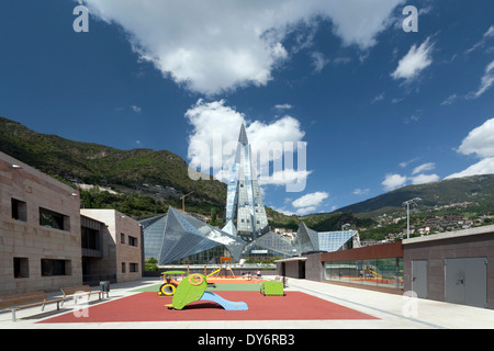 Le verre couverts Caldea spa dans le pays d'Andorre-la-Vieille comme vu à partir d'une aire de jeux pour enfants Banque D'Images