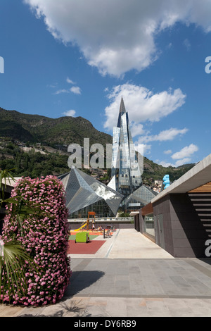 Le verre couverts Caldea spa dans le pays d'Andorre-la-Vieille comme vu à partir d'une aire de jeux pour enfants Banque D'Images