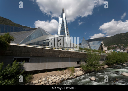 La vitre couverte Spa Caldea et la rivière Valira dans le pays d'Andorre-la-Vieille Banque D'Images