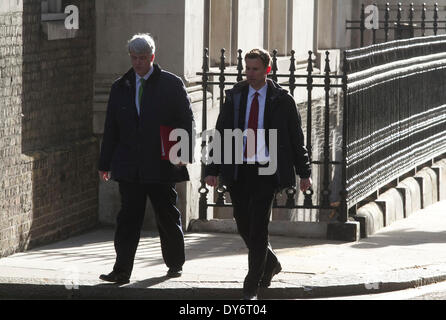 London UK. 8 avril 2014. Jeremy Hunt MP (à droite) Secrétaire os État à la santé et Andrew Lansley (à gauche), chef de la Chambre des communes arrive à Downing Street pour la réunion hebdomadaire du cabinet Crédit : amer ghazzal/Alamy Live News Banque D'Images