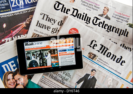 Tablette numérique à écran tactile avec Mail en ligne nouvelles sur le Daily Telegraph britannique et français Le Monde journaux européens Banque D'Images