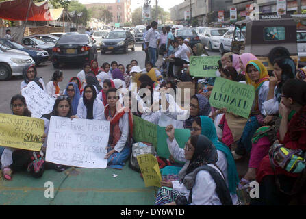 Les agents d'emploi maison à Jinnah Post Graduate Medical Center protestent contre l'A.G Sindh et Secrétaire de la Santé et du Sind, demandant de libérer les allocations versées au cours d'une manifestation de protestation à Karachi press club le Mardi, Avril 08, 2014. Banque D'Images