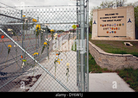 Un mémorial de fortune de fleurs le soutien des victimes de la fusillade du 2 avril à côté de l'entrée principale de Fort Hood, le 7 avril 2014 à Fort Hood, Texas. Banque D'Images