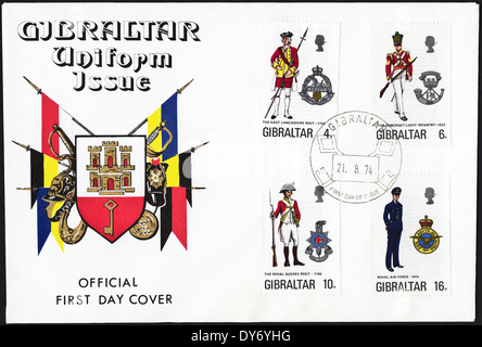 Le pli premier jour commémoratif des timbres de Gibraltar l'uniforme militaire oblitérée le 21 août 1974 Banque D'Images