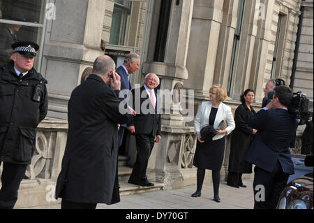 Londres, Royaume-Uni. 8 avril, 2014. Le Président irlandais Michael D. Higgins visite l'ambassade irlandaise accompagnée par le Prince Charles Crédit : JOHNNY ARMSTEAD/Alamy Live News Banque D'Images