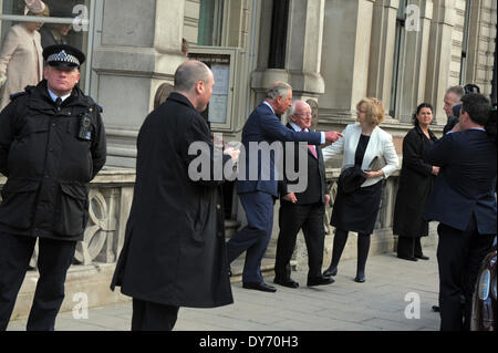 Londres, Royaume-Uni. 8 avril, 2014. Le Président irlandais Michael D. Higgins visite l'ambassade irlandaise accompagnée par le Prince Charles Crédit : JOHNNY ARMSTEAD/Alamy Live News Banque D'Images
