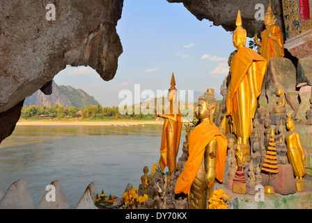 Les grottes de Pak ou - au-dessus du Mékong - à l'intérieur révèle des milliers de statues bouddhistes dans le lieu de pèlerinage Laos, Asie du Sud-est Banque D'Images