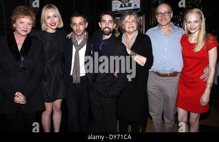 Après la partie pour la première mondiale de "Le Grand Dieu Pan' tenue à Heartland Brewery comprend : Becky Ann Baker,Sarah Goldberg,Jeremy Strong,Keith Nobbs, Joyce Van Patten, Peter Friedman,Erin Wilhelmi Où : New York City NY United States Quand : 18 déc 20 Banque D'Images
