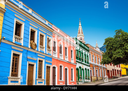 Bâtiment coloré dans la Candelaria quartier dans le centre historique de Bogota, Colombie Banque D'Images