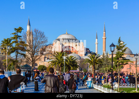 Des foules de touristes à Sultanahmet Park en face de Sainte-Sophie (Aya Sofya), Sultanahmet, Istanbul, Turquie Banque D'Images