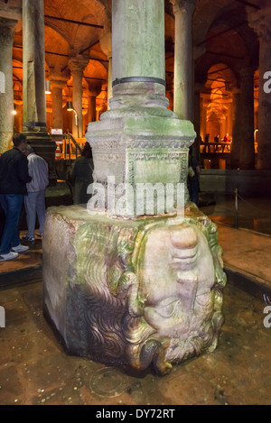 Tête de Méduse dans le capital (l'épave Yerebatan Sarnici réservoir ou citerne basilique), Sultanahmet, Istanbul, Turquie Banque D'Images