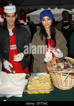 Mission de Los Angeles la veille de Noël pour les sans-abri comprend : Booboo Stewart,Fivel Stewart Où : Los Angeles California USA Quand : 24 déc 2012 Banque D'Images