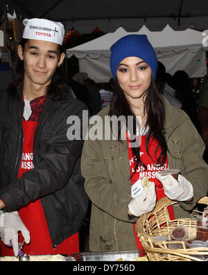 Mission de Los Angeles la veille de Noël pour les sans-abri comprend : Booboo Stewart,Fivel Stewart Où : Los Angeles California USA Quand : 24 déc 2012 Banque D'Images