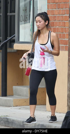 Brenda Song quitte une salle de sport à Los Angeles avec Brenda Song : où : Los Angeles California USA Quand : 28 déc 2012 Banque D'Images