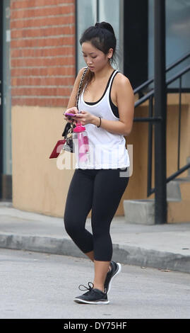 Brenda Song quitte une salle de sport à Los Angeles avec Brenda Song : où : Los Angeles California USA Quand : 28 déc 2012 Banque D'Images